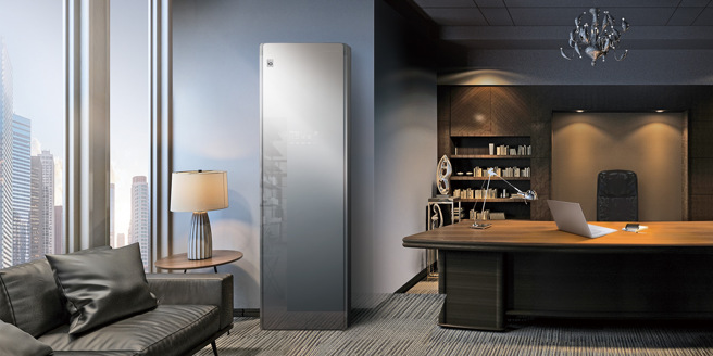 活動期間於全通路購買LG Styler蒸氣電子衣櫥指定型號，隨貨送指定好禮，衣物香氛紙(20抽/盒)原廠兩用防滑成人衣架或原廠兩用防滑兒童衣架。（LG提供）