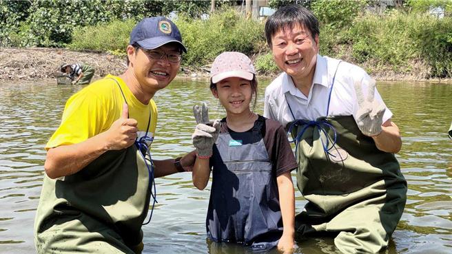 台南市教育局長鄭新輝(右一)強調，「守護教育現場、讓孩子受到更好的照顧是我的責任，如果因此被說成是最驢的局長，我樂於承擔」。(台南市教育局提供／曹婷婷台南傳真)