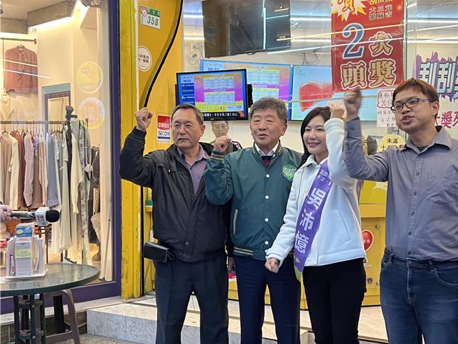 民進黨台北市議員吳沛憶批評，國民黨台北市議員鍾小平過去5年未曾自己寫過提案。（蔡宗穎攝影）