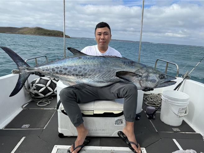 澎湖漁民阿勳19日早上駕船出海在馬公港外延繩釣，意外釣獲近50公斤大耳。（呂姓民眾提供／許逸民澎湖傳真）