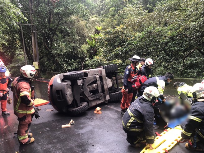 堆高機疑似打滑失控翻覆，駕駛頭部重創送醫不治。（翻攝畫面）