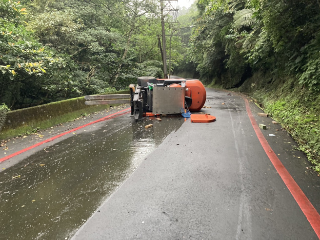 堆高機疑似打滑失控翻覆，駕駛頭部重創送醫不治。（翻攝畫面）