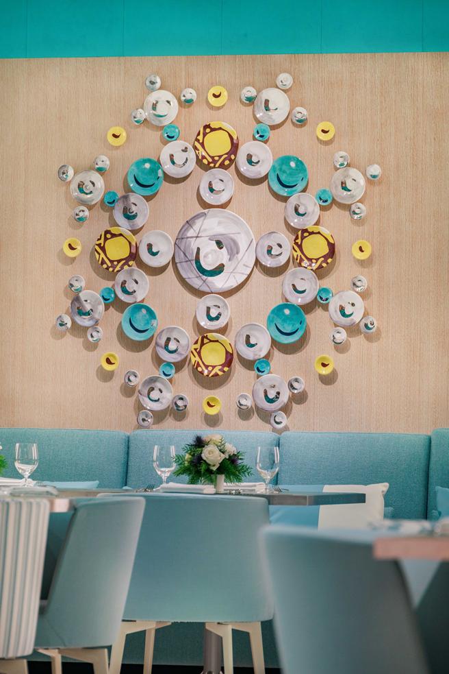 Blue Box Cafe墙面悬挂艺术家莫莉哈奇 (Molly Hatch)的餐瓷作品。（Tiffany & Co.提供）