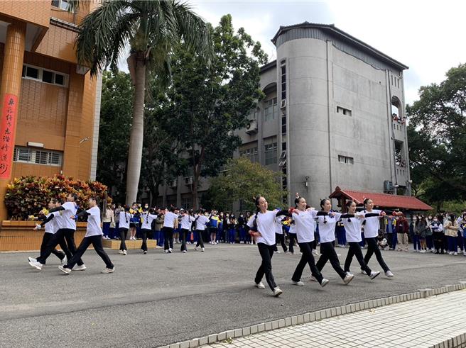 桃園高中舞蹈班22日將於機捷A12機場第一航廈站及A13機場第二航廈站舉辦「耶誕舞愛─歡樂滿人間」公益快閃演出。（桃捷提供／蔡明亘桃園傳真）
