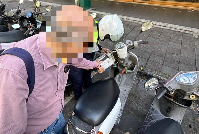 員警幫忙購買汽油並借來工具，才順利幫蔡翁的機車加油。（翻攝照片／林郁平台北傳真）
