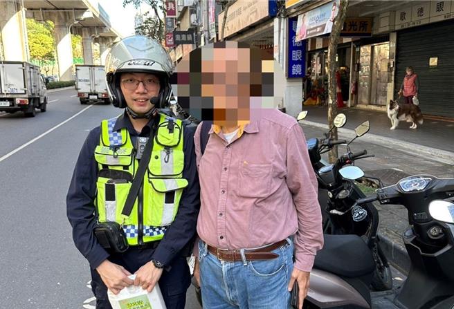 員警幫忙購買汽油並借來工具，才順利幫蔡翁的機車加油。（翻攝照片／林郁平台北傳真）