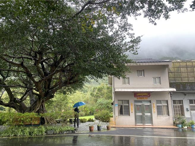 憲兵時時盯著賴清德老家，深怕有陌生人闖入。（高鈞麟攝）