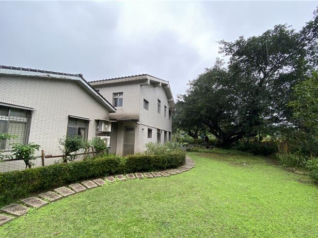 賴清德萬里老家旁草木修剪整齊，還鋪設石階步道。（高鈞麟攝）