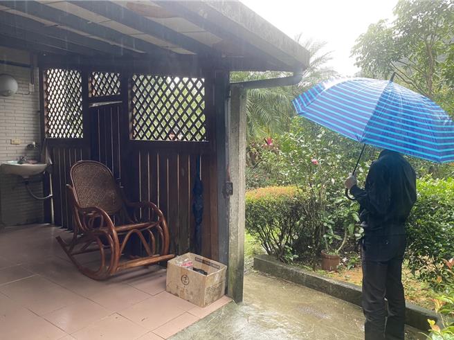 憲兵亦步亦趨跟著遊客。（高鈞麟攝）