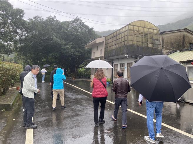 即使天候不佳，前來賴清德萬里老家朝聖的遊客絡繹不絕。（高鈞麟攝）