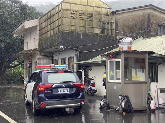 轄區金山分局萬里派出所警員前來巡簽。（高鈞麟攝）