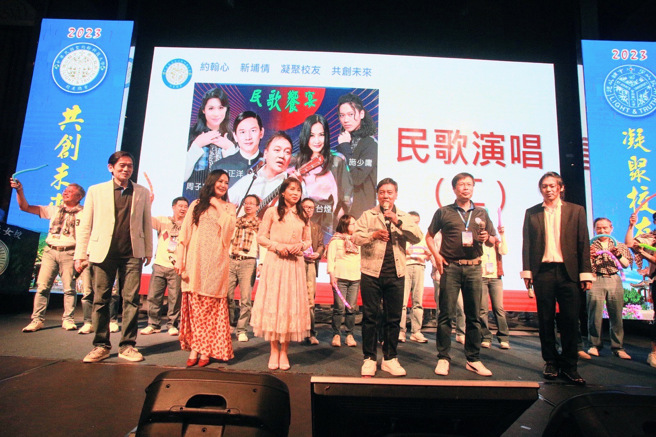 在賴俊年理事長（右二）捐款贊助下，此次年會邀請殷正洋（左一）、于台煙（左二）、周子寒（左三）、施孝榮（右三）及施少庸（右一）等5名歌手現場演唱經典民歌。(照片/聖約翰科技大學提供)