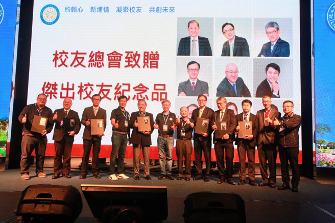 校友總會賴俊年理事長（左四）致贈葉永乾學長親自拍攝、費心製作的精緻相冊給傑出校友。(照片/聖約翰科技大學提供)