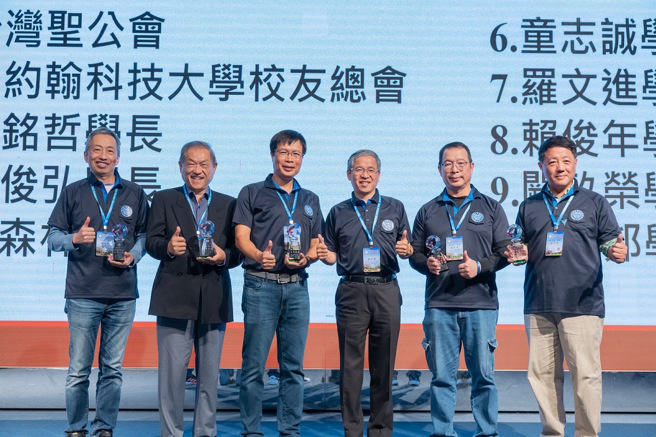 唐彥博校長（右三）將教育部及學校的「捐資興學」獎牌轉頒給捐款幫助母校的捐款人，感謝校友捐資興學，助學育才。(照片/聖約翰科技大學提供)