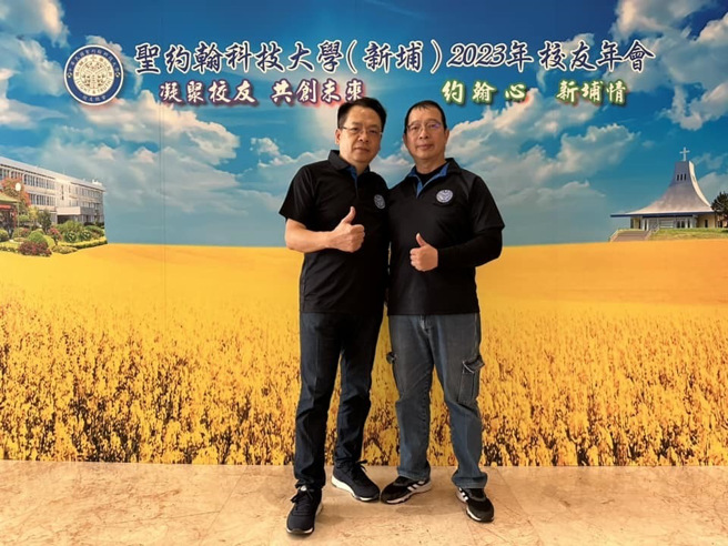能麒企業（股）公司闕玖榮總經理（右）當選校友總會第9屆理事長，左為連續擔任6屆校友年會總召集人的陳建宏總召。(照片/聖約翰科技大學提供)