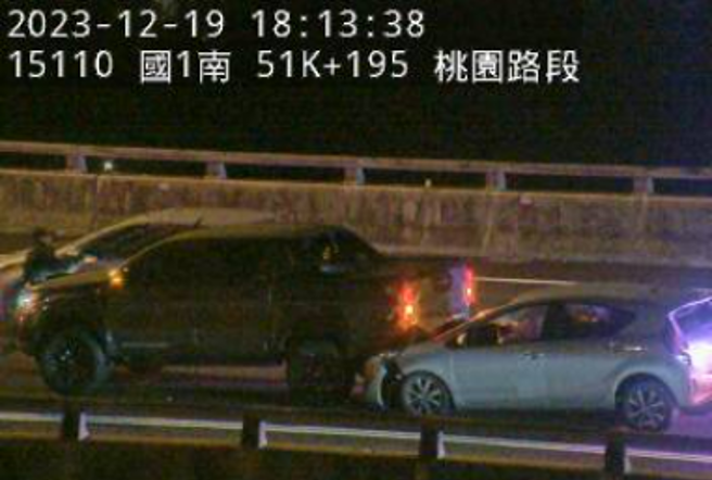 今19日晚间18时许，国1高架北向51公里处发生一起追撞事故。（翻摄画面）