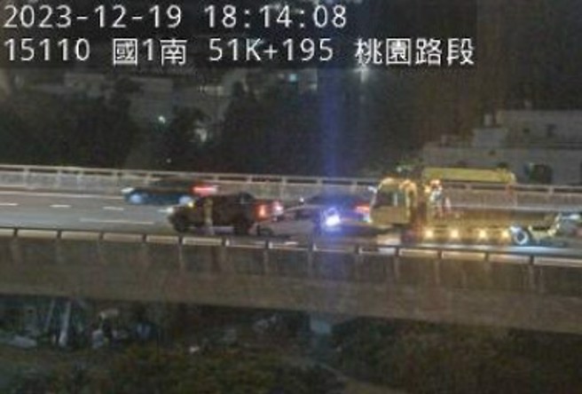今19日晚间18时许，国1高架北向51公里处发生一起追撞事故。（翻摄画面）