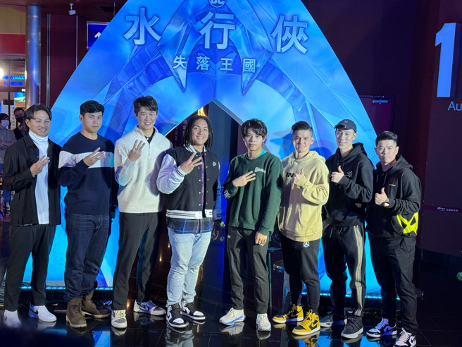 味全龍徐若熙（左起）、陳冠偉、張景淯、吉力吉撈·鞏冠，與游泳國手王星皓，以及職籃PLG新北國王隊球員洪志善、林書緯、球隊經理洪志虎出席電影《水行俠-失落王國》試映會。（陳筱琳攝）