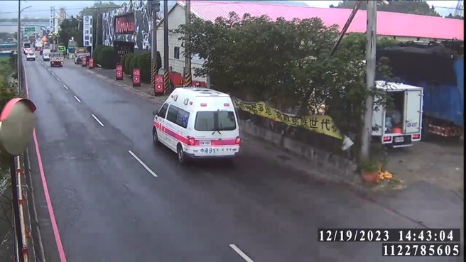 救護車趕抵汽車旅館門口。（翻攝畫面）