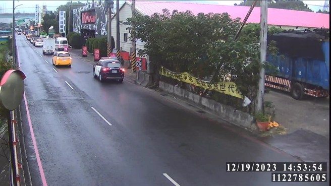 轄區警方隨後趕到現場調查。（翻攝畫面）