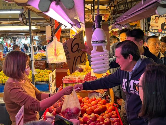 馬英九前總統（右）19日下午在台中七選區立委參選人林家興陪同下前往大里區內新市場拜票，除和攤商、鄉親握手，馬英九更沿途買買買，戰果豐碩。（潘虹恩攝）