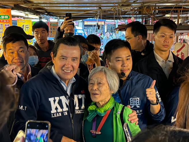 距離2024大選不到1個月，馬英九前總統（前排左）19日下午在台中七選區立委參選人林家興（前排右）陪同下前往大里區內新市場拜票，支持者爭相與兩人拍照。（潘虹恩攝）