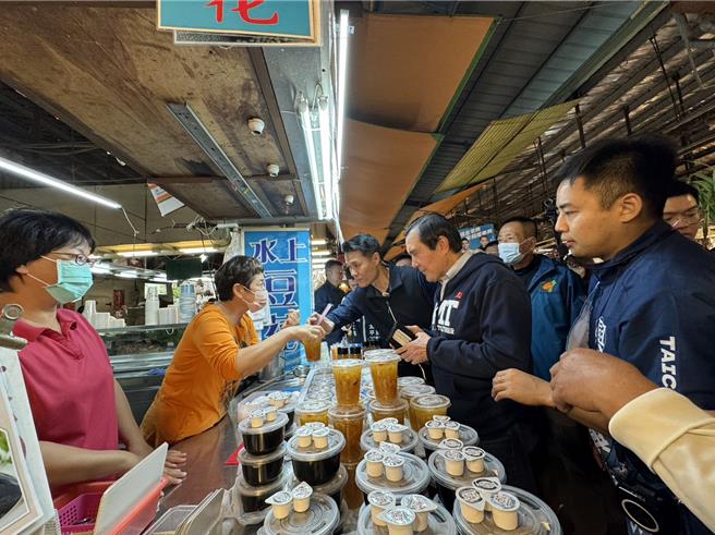 馬英九前總統（右二）19日下午在台中七選區立委參選人林家興（右一）陪同下前往大里區內新市場拜票，更沿途買買買，包括水果、麵包、豆干、銀耳湯等，戰果豐碩。（潘虹恩攝）