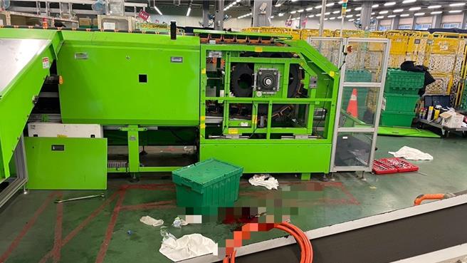 高雄冈山区圣森路19日下午4时许发生一件工安意外，28岁陈姓男子在做例行维修保养输送带时，因机台未断电，输送带突然启动致右上臂卷入输送带机台内，现场血迹斑斑。（翻摄照片／林瑞益高雄传真）