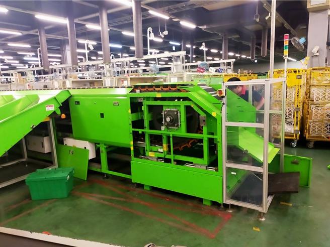 高雄冈山区圣森路19日下午4时许发生一件工安意外，28岁陈姓男子在做例行维修保养输送带时，因为机台（见图）未断电，输送带突然启动致右上臂卷入输送带机台内。（翻摄照片／林瑞益高雄传真）