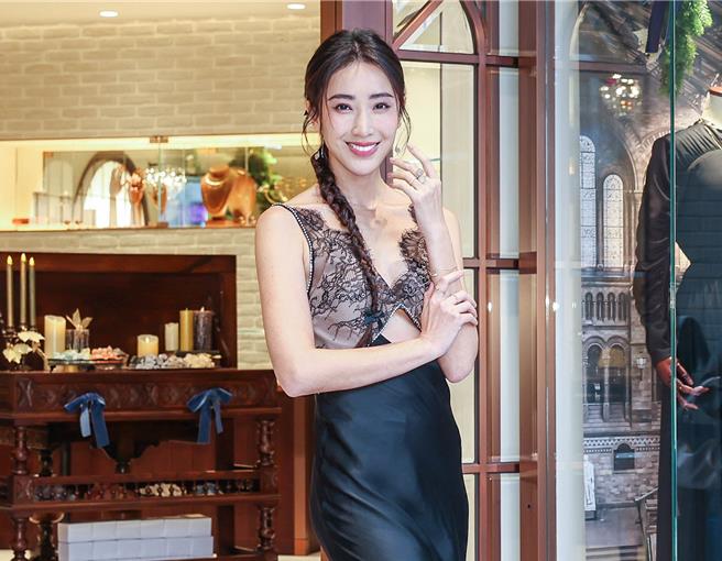 隋棠今一席黑色蕾絲貼身洋裝出席活動，性感又大方。（粘耿豪攝）