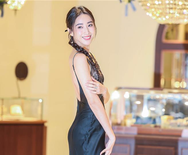 隋棠大露美背。（粘耿豪攝）