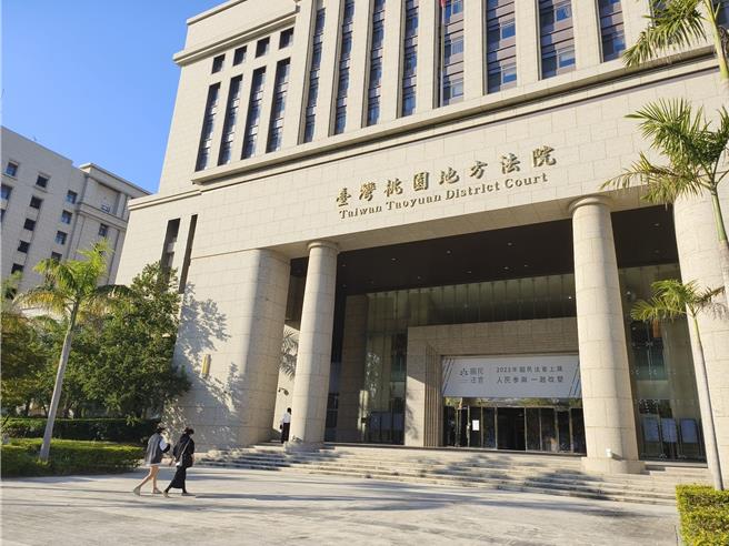 桃园市消防局救灾救护指挥中心吴姓技士2014年办理「防救灾高倍率影像监控系统建置採购案」。他泄漏标案给业者，还建议业者找其他人借名投标。他遭桃园地院依犯公务员对于主管事务图利罪处有期徒刑5年10月，褫夺公权4年。（赖佑维摄）