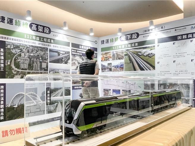 桃园捷运绿线工程研讨会暨2023年工程成果发表会19日举办，明年12月将抵达台湾的绿线列车模型展出亮相。此外明年1月规画车站命名i-Voting，3月开始投票，还有机票、饭店住宿好礼。（赖佑维摄）