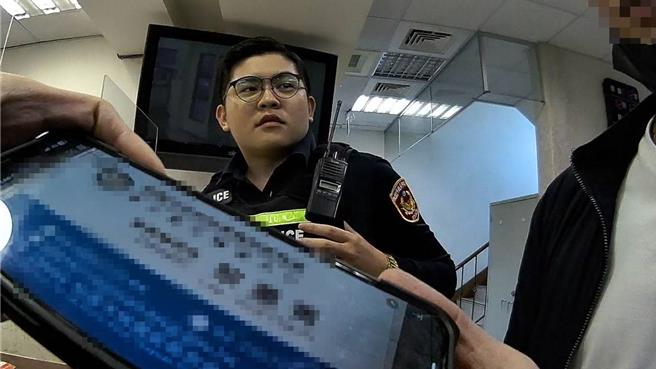 桃園警察分局埔子派出所接獲轄區金融機構通報，有位越南籍移工疑似遭詐騙有異常匯款狀況，請員警到場協助處理，警察識破是假黃牛真詐財。（翻攝照片）