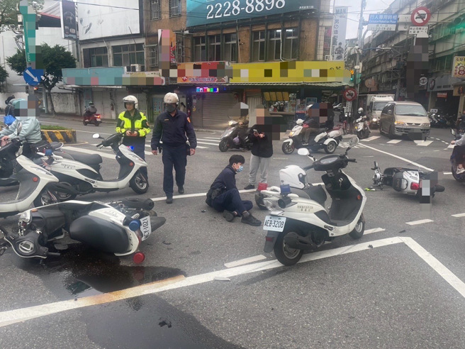警員攔查違規機車，反遭另一輛違規機車從後方追撞。（翻攝畫面）