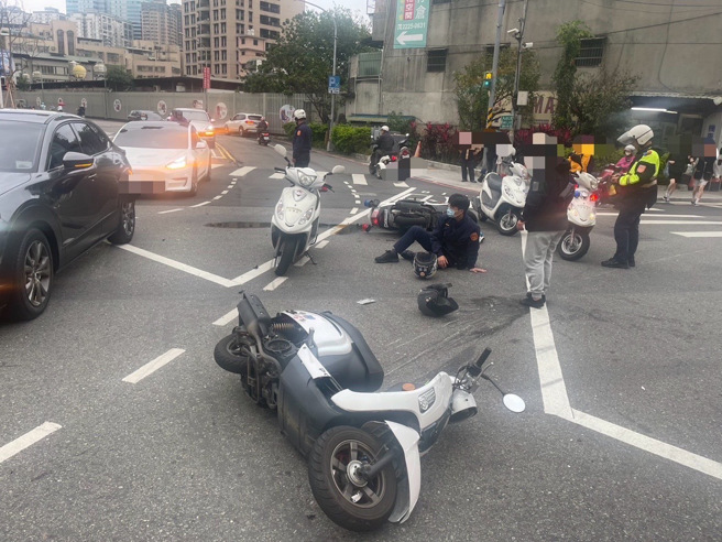 警員攔查違規機車，反遭另一輛違規機車從後方追撞。（翻攝畫面）