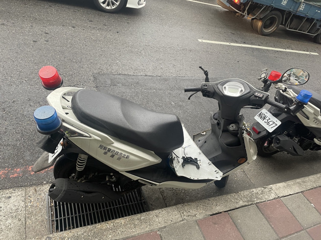 警用機車遭撞擊毀損嚴重。（翻攝畫面）