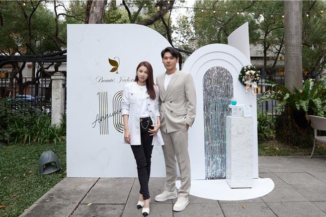薛博仁（右）和陈怡蓉相偕出席医美事业10周年活动。（品牌提供）