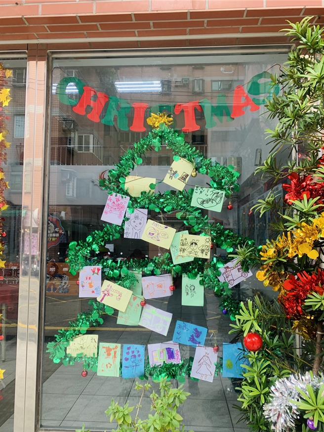 桃园市消防局第一大队中路分队适逢耶诞节前夕邀请桃园市立桃园幼儿园龙冈分班，透过有奖徵答方式了解一氧化碳的危险性，并且亲手写上卡片祝福，与消防队员共同布置防灾耶诞树。（消防提供）