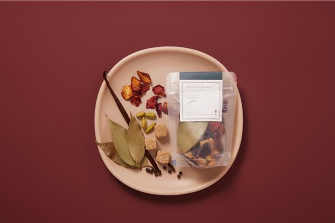 台灣在地原生種的甜肉桂、玫瑰與草莓，搭配歐陸傳統辛香料，台法「混血」感的熱紅酒風味 只有今年品嘗得到。(小草作提供)