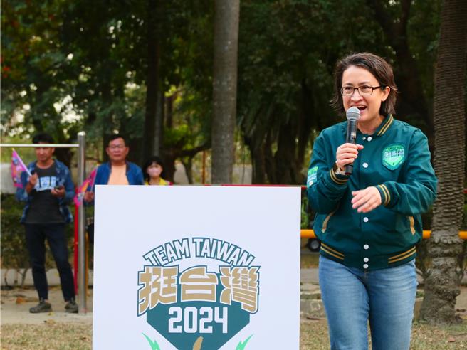 民进党副总统候选人萧美琴（右）19日前往云林县虎尾镇与学生、民眾座谈，强调蔡英文总统这几年已获国际信任肯定，延续蔡英文路线，才能保护台湾的民主自由。（张朝欣摄）