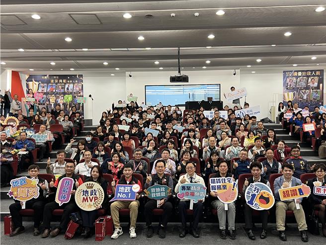 桃園市今年首次辦理「績優租賃住宅服務業」選拔，選出喬陽管理顧問、嘉禾地產、尊信不動產等3優良公司當業界典範。（蔡依珍攝）