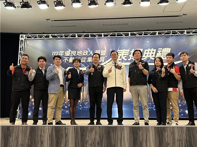 桃園市今年首次辦理「績優租賃住宅服務業」選拔，選出喬陽管理顧問、嘉禾地產、尊信不動產等3優良公司當業界典範。（蔡依珍攝）