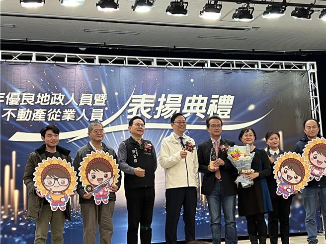 桃園市今年首次辦理「績優租賃住宅服務業」選拔，選出喬陽管理顧問、嘉禾地產、尊信不動產等3優良公司當業界典範。（蔡依珍攝）