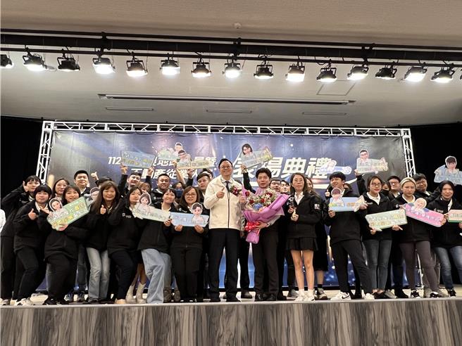 桃園今年首次辦理「績優租賃住宅服務業」選拔，選出喬陽管理顧問、嘉禾地產、尊信不動產等3優良公司當業界典範。(蔡依珍攝)