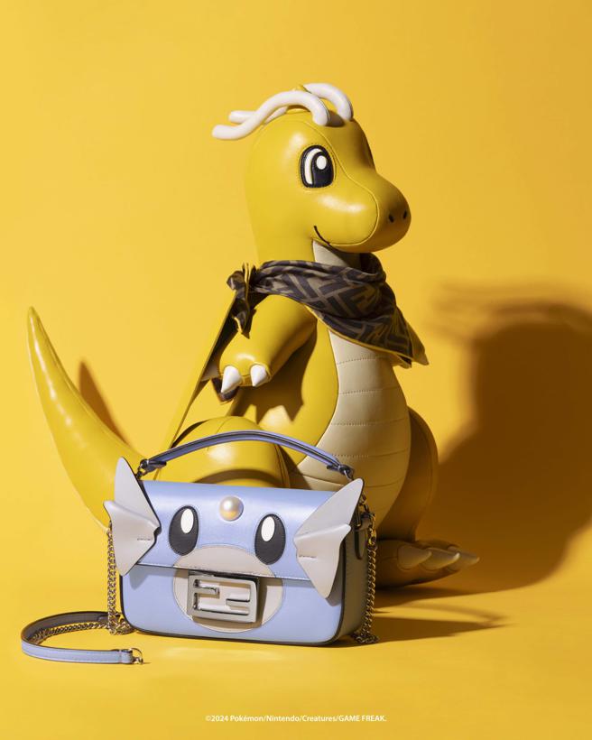 FENDI x FRGMT x POKÉMON聯名系列 立體造型鏈帶款Baguette Marquetry Dratini_價格店洽（FENDI 提供）