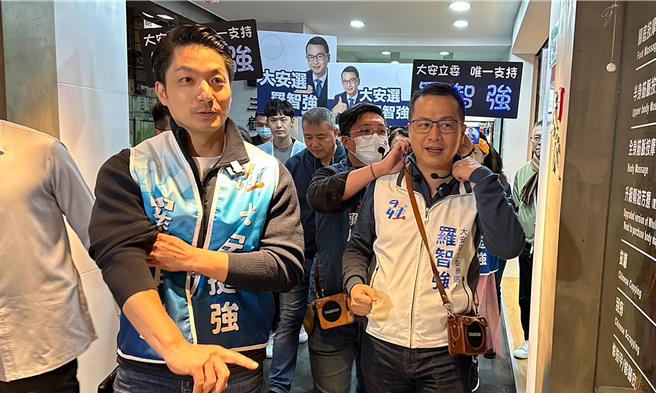 台北市长蒋万安（左）19日晚间陪同国民党北市六选区（大安）立委参选人罗智强（右），前往临江夜市扫街拜票。（丁上程摄）