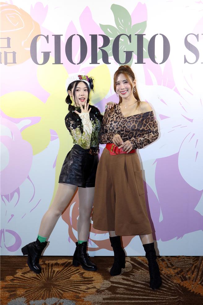 樂天桃猿隊「最美MC」沐妍（右）與同隊啦啦隊成員芷軒出席走秀活動。（佢商名品提供）