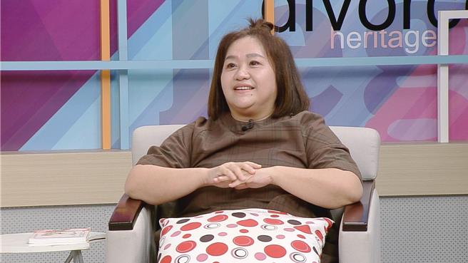 锺欣凌上节目宣传新书，并分享走在演艺路上的心情。（和展影视提供）