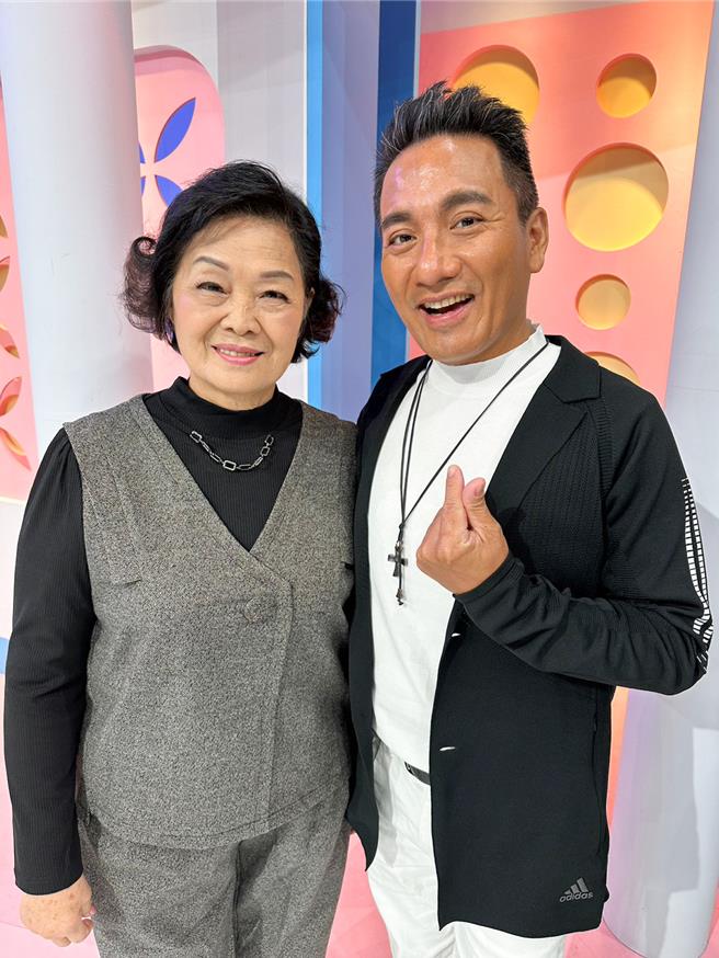 民雄（右）跟丈母娘的感情很好。（纬来综合台提供）
